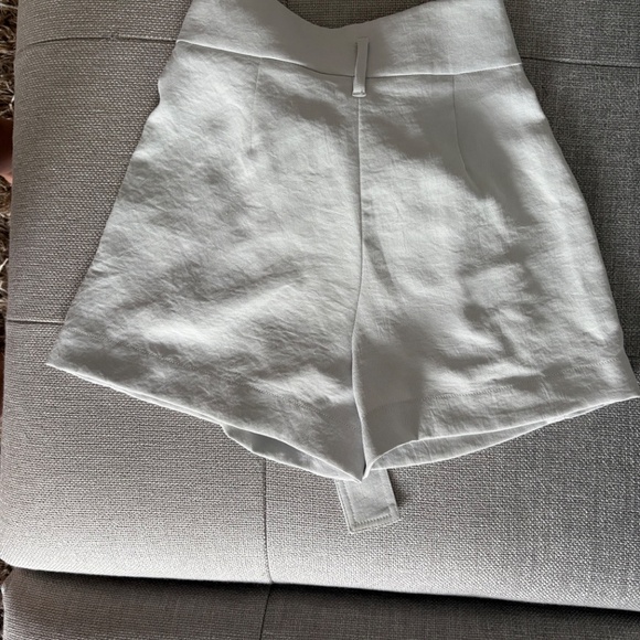 Aritzia Wilfred shorts size 4 ( with belt and pockets) excellent condition - Picture 4 of 9